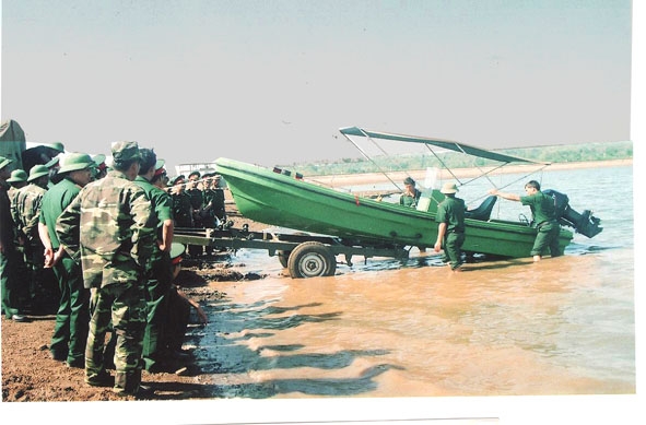 Lực lượng chuyên trách làm công tác cứu hộ cứu nạn thuộc Bộ Chỉ huy Quân sự tỉnh chuẩn bị phương tiện xuồng máy, sẵn sàng tham gia cứu hộ khi lũ lụt xảy ra.