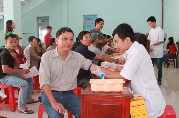Ông Hồ Thanh Đàm tham gia hiến máu tình nguyện khi Hành trình đỏ năm 2016 dừng chân tại huyện Krông Pắc. 