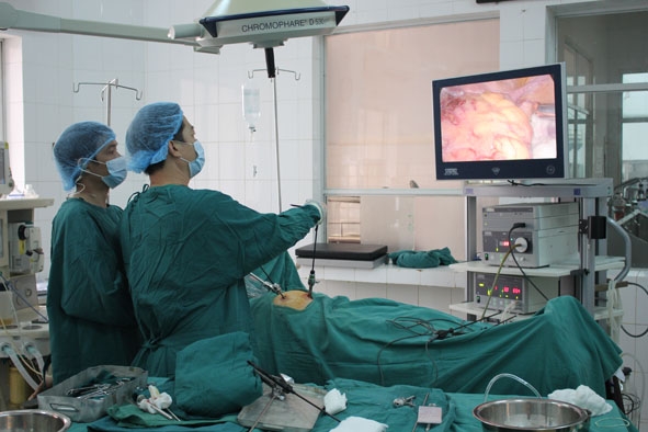 Các bác sĩ Bệnh viện Đa khoa tỉnh đang phẫu thuật nội soi cắt đại tràng Sigma cho một bệnh nhân.   Ảnh: Quang Nhật