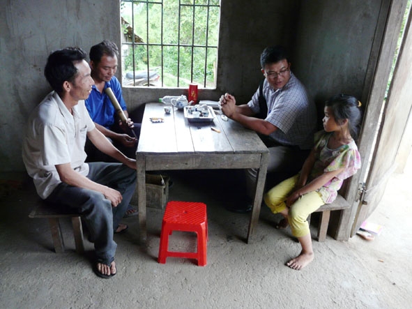 Cán bộ thôn 8 thăm hỏi, động viên gia đình anh Nguyễn Văn Khánh.