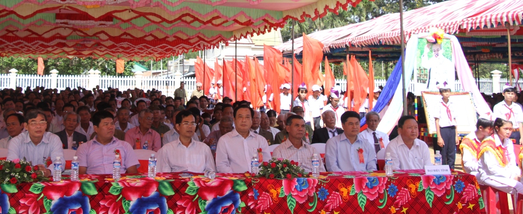 Các đại biểu và đông đảo người dân xã Ea Ô dự lễ công bố