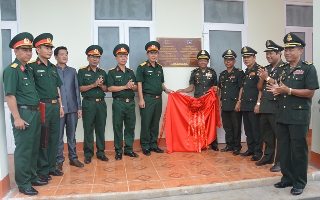 Lãnh đạo Bộ Chỉ huy Quân sự tỉnh Đắk Lắk (Việt Nam) và Tiểu khu quân sự Mondulkiri (Campuchia) khánh thành công trình nhà làm việc