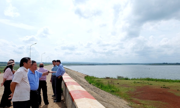 Đoàn công tác của Viện Chiến lược phát triển đi khảo sát thực tế công trình hạ tầng hệ thống thủy lợi Krông Búk Hạ (huyện Krông Pắc).
