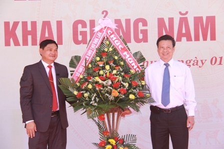 Phó Giám đốc Sỏ GD-ĐT Nguyễn Ngọc Quang tặng hóa chúc mừng nhà trường nhân dịp khai giảng năm học 2016-2017.