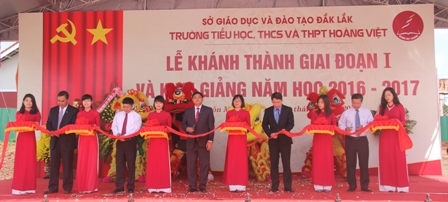 Các đồng chí lãnh đạo tỉnh và nhà đầu tư  Trường Hoàng Việt cắt băng khánh thành giai đoạn I