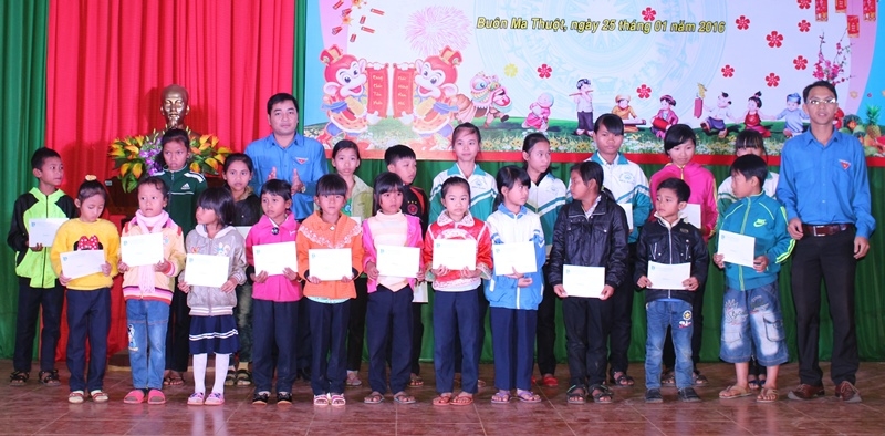 Hội đồng Đội TP. Buôn Ma Thuột trao học bổng cho học sinh nghèo vượt khó tại xã Hòa Xuân (TP. Buôn Ma Thuột)