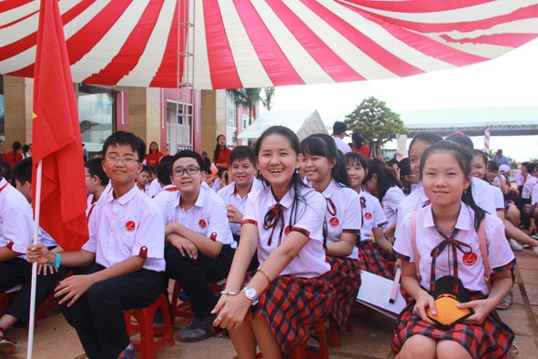 Học sinh Trường Tiểu học, THCS &THPT Hoàng Việt náo nức tham dự Lễ khai giảng năm học 2016-2017.