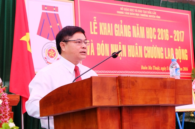 Đồng chí Phạm Minh Tấn, Phó Bí thư Thường trực Tỉnh ủy đọc thư Chúc mừng năm học mới của Chủ tịch Nước