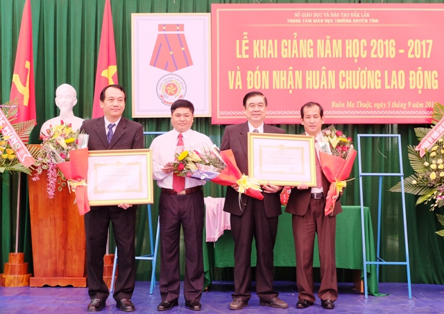 Thừa ủy quyền của Chủ tịch Nước, đồng chí Phạm Minh Tấn, Phó Bí thư Thường trực Tỉnh ủy trao Huân chương Lao động hạng Nhì tặng Trung tâm 
