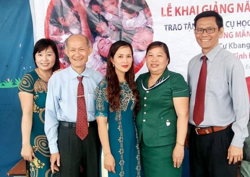 Trưởng đại diện Công ty TNHH BHNT Prudential khu vực Tây Nguyên Đoàn Thanh Tùng (ngoài cùng, bên phải)  chụp ảnh lưu niệm cùng các giáo viên Trường Mầm non Hoa Ban