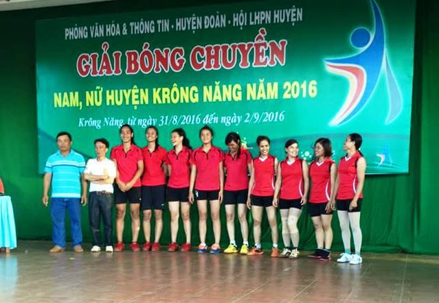Giải nhất bóng chuyền nữ được trao cho đội bóng xã Ea Tân.