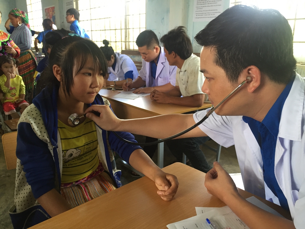 Đoàn viên thanh niên Cụm thi đua số 4 - trực thuộc Đoàn khối các cơ quan tỉnh khám bệnh, phát thuốc miễn phí tại huyện M'Đrắk