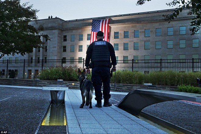 Một nhân viên an ninh đứng gác ở khu vực đài tưởng niệm sự kiện 11/9 ở Lầu Năm Góc, một trong những địa điểm bị khủng bố 15 năm trước. (Nguồn: AP)