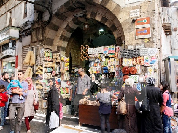 Người dân Syria mua sắm chuẩn bị cho kỳ nghỉ lễ Eid tại khu chợ cổ ở thủ đô Damascus ngày 10-9. (Nguồn: EPA/TTXVN)