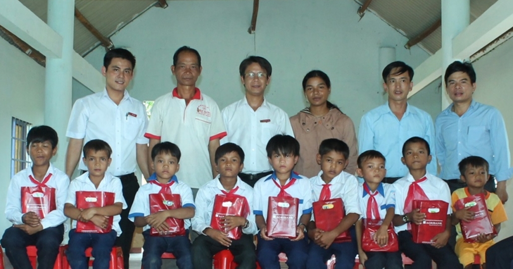 Đại diện Agribank Đắk Lắk tặng vở cho học sinh buôn Pa