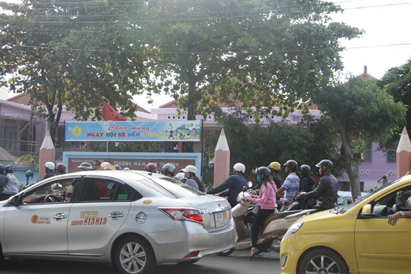 Tình trạng dừng, đỗ xe lộn xộn trước khu vực cổng Trường Mầm non tư thục Họa Mi  (TP. Buôn Ma Thuột).
