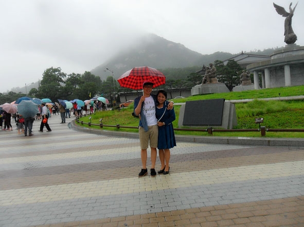 Hoàng cung Kyong - Bok tại thủ đô Seoul dưới cơn mưa mùa hạ.