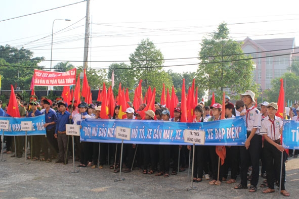 Học sinh huyện M'Đrắk tham gia một phát động về an toàn giao thông.