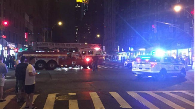 Lực lượng cứu hỏa và cảnh sát triển khai tại hiện trường vụ nổ tạji New York. (Nguồn: @lot71/Twitter)