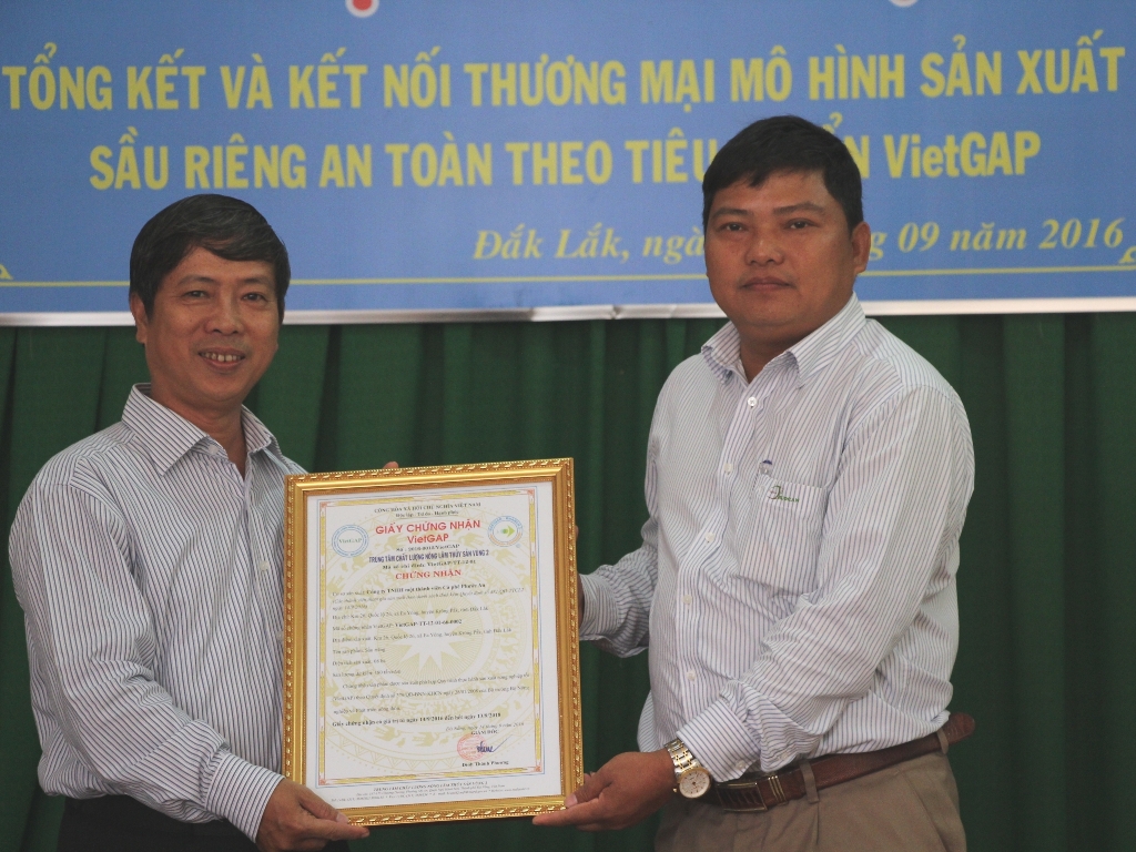 Trung tâm Chất lượng nông, lâm, thủy sản vùng 2 (bên trái) trao Giấy chứng nhận VietGAP cho đại diện Công ty TNHH MTV cà phê Phước An