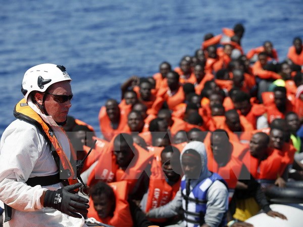 Nhân viên Cơ quan Chữ thập đỏ Italy tham gia giải cứu người di cư trên biển ngoài khơi Libya ngày 18-8 vừa qua. (Ảnh: EPA/TTXVN)