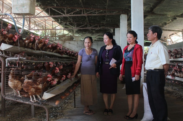 Chị Phạm Thị Thanh (ngoài cùng bên trái) chia sẻ kinh nghiệm chăn nuôi.