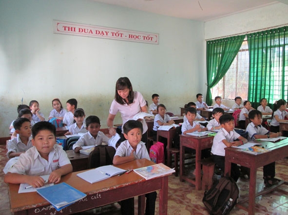 Một giờ học của học sinh Trường Tiểu học Hoàng Hanh, xã Hòa Hiệp (huyện Cư Kuin).