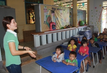 Do thiếu cơ sở vật chất, Trường Mẫu giáo Hoa Mai (xã Phú Xuân, huyện Krông Năng) phải tận dụng hành lang làm lớp học cho trẻ.