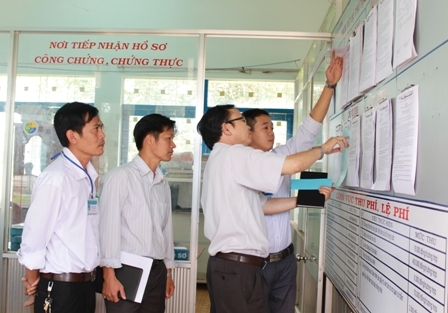 Đoàn kiểm tra hướng dẫn cán bộ xã Ea Kênh niêm yết công khai thủ tục hành chính.
