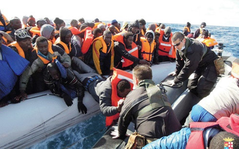 Hải quân và lực lượng bảo vệ bờ biển Italy đang cứu những người nhập cư trái phép ở Địa Trung Hải (ảnh: AP)