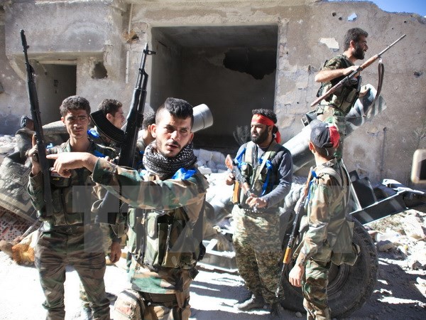 Các lực lượng Chính phủ Syria làm nhiệm vụ tại trại Handarat, Aleppo. (Nguồn: AFP/TTXVN)