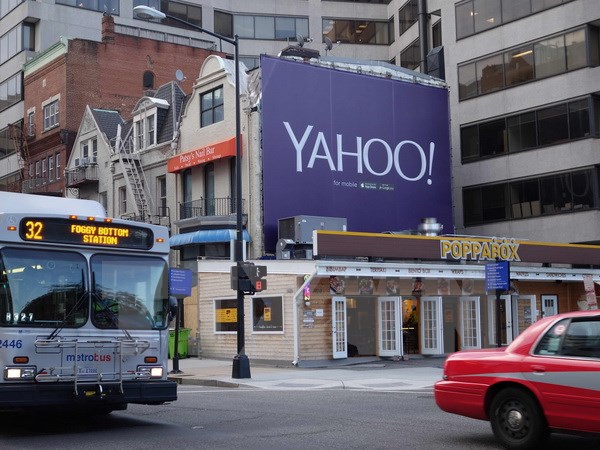 Biển hiệu của Yahoo trên một tuyến phố ở Washington DC., Mỹ ngày 5-8-2015. (Nguồn: AFP/TTXVN)