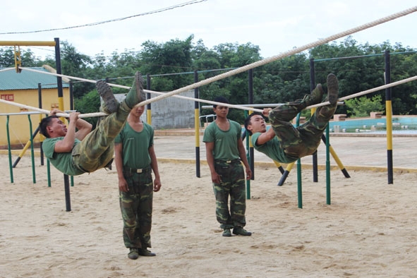 Chiến sĩ Trung đoàn 95 thực hiện bài tập leo dây ngang