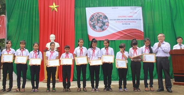 Tổng Biên tập Báo Đắk Lắk Nguyễn Văn Phú trao học bổng tặng học sinh nghèo hiếu học huyện Krông Bông.
