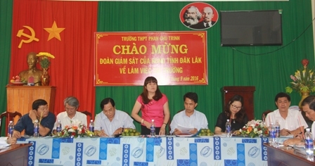 Đoàn làm việc với lãnh đạo Trường THPT Phan Chu Trinh.