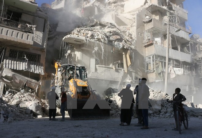 Cảnh đổ nát sau cuộc không kích tại khu vực Tariq a-Bab, Aleppo ngày 24-9. (Nguồn: AFP/TTXVN)