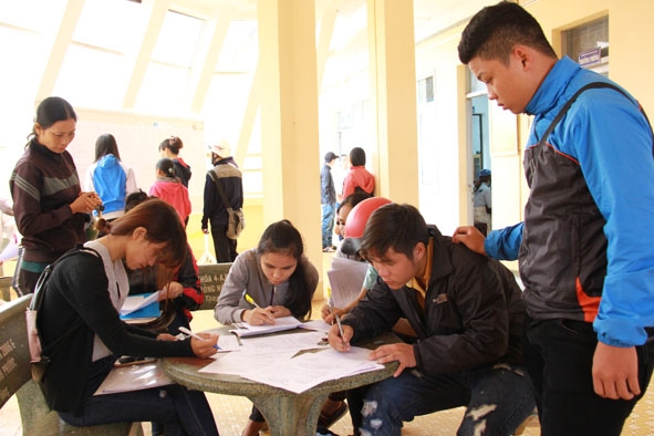 Các thí sinh làm hồ sơ đăng ký xét tuyển vào Trường Đại học Tây Nguyên. 