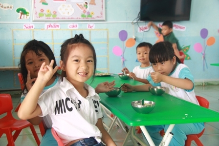 Giờ ăn trưa của các bé Trường Mầm non thị trấn Ea Đrăng (huyện Ea H'leo).