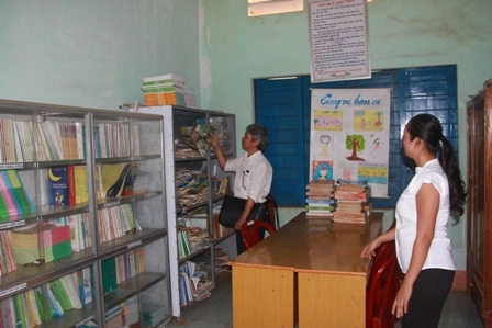 Thành viên Đoàn giám sát tìm hiểu thư viện Trường Tiểu học Đlêi Yang (xã Đlêi Yang, huyện Ea H'leo)