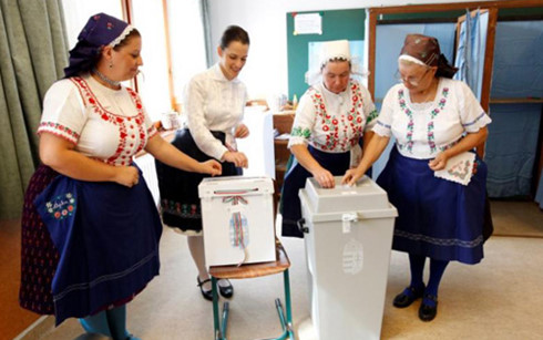 Cử tri Hungary đi bỏ phiếu trong cuộc trưng cầu ý dân hôm 2-10. (Ảnh: Reuters)