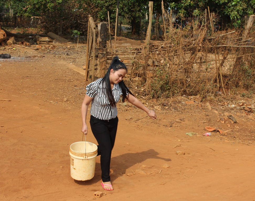 Đợt cao điểm hạn hán vừa qua, giáo viên Trường mầm non Hoa Mai (xã Ea Kiết, huyện Cư M'gar) phải xách nước từ nhà dân về dùng cho cô và trò