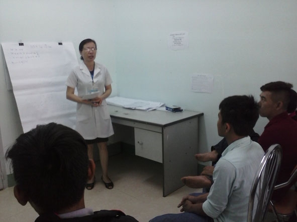               Giáo dục nhóm cho bệnh nhân tham gia điều trị Methadone tại Trung tâm Phòng chống HIV/AIDS tỉnh.