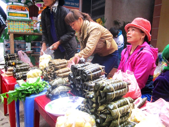 Bánh lẳng được bày bán ở các phiên chợ vùng cao Tây Bắc.