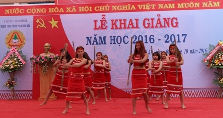 Tiết mục  văn nghệ chào mừng năm học mới.