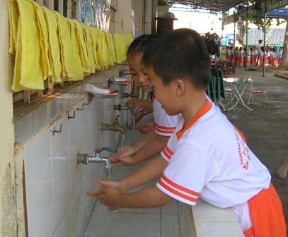 Hướng dẫn trẻ rửa tay đúng cách với xà phòng là biện pháp phòng các bệnh 