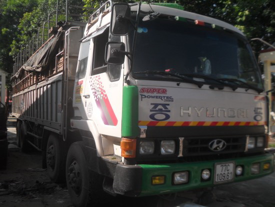 Xe chở gỗ lậu bị tạm giữ tại trụ sở Công an huyện Krông Bông