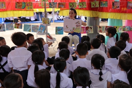 Học sinh khối lớp 2 chăm chú nghe cô giáo đọc sách.