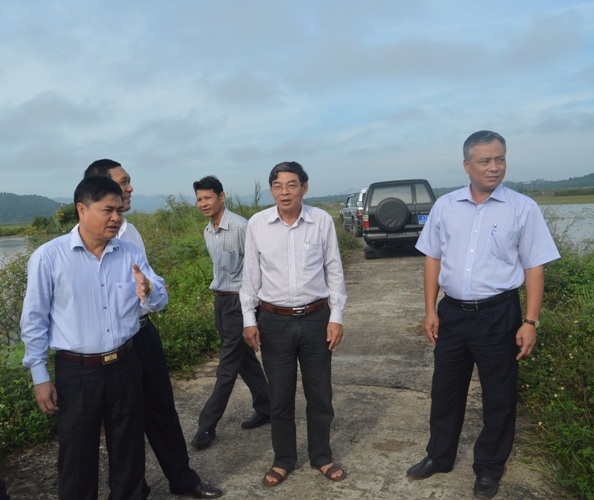 Đoàn công tác của Thường trực Tỉnh ủy khảo sát thực tế tại công trình đê bao Quảng Điền