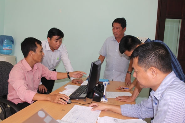 Kiểm tra công tác cải cách hành chính tại bộ phận tiếp nhận và trả kết quả - UBND huyện Krông Bông. Ảnh: L. Anh