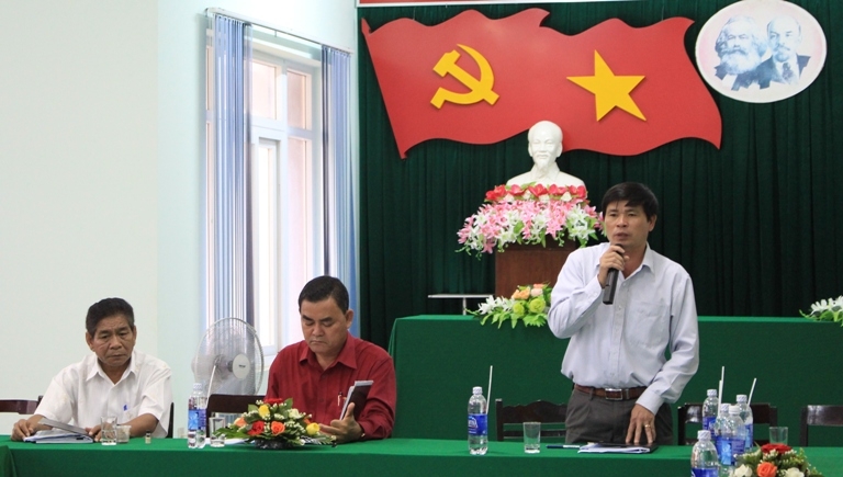 Bí thư Huyện ủy Lắk Đỗ Quốc Hương nêu ý kiến tại buổi làm việc.